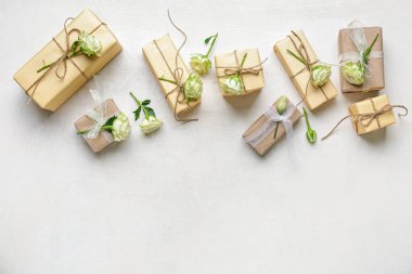 Beyaz arka planda güzel güller olan bir sürü hediye kutusu. Uluslararası Kadınlar Günü