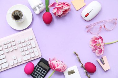Modern cihazlardan yapılmış çerçeve, bir fincan kahve, laleler ve leylak arkaplanlı Paskalya yumurtaları.