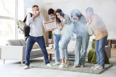 Tahliye planı olan insanlar yanan binada dumandan boğuluyor.