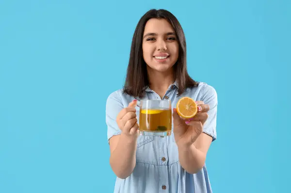 Young Woman Glass Cup Tea Lemon Blue Background — Stock Photo, Image