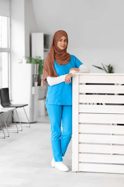 Pasante Médica Musulmana Recepción Clínica —  Fotos de Stock