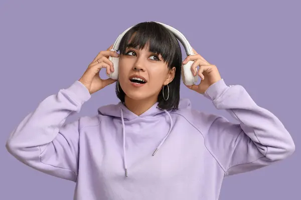 Κομψή Νεαρή Γυναίκα Ακουστικά Σκουλαρίκι Στη Μύτη Λιλά Φόντο — Φωτογραφία Αρχείου
