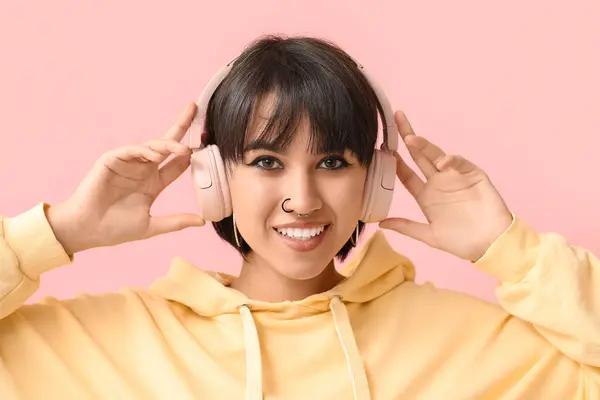 Κομψή Νεαρή Γυναίκα Ακουστικά Σκουλαρίκι Στη Μύτη Ροζ Φόντο — Φωτογραφία Αρχείου