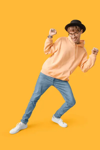 Młody Wytatuowany Mężczyzna Tańczący Żółtym Tle — Zdjęcie stockowe