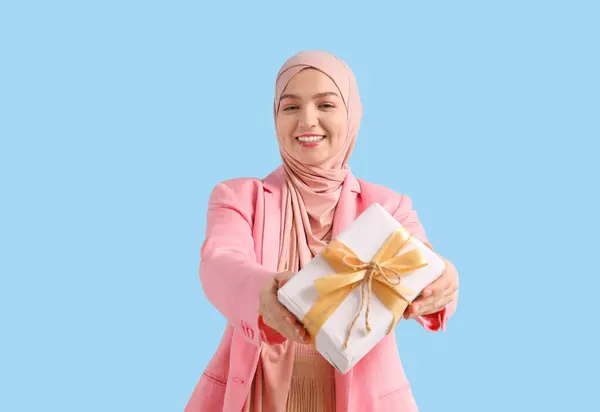 Young Muslim Woman Gift Blue Background Ramadan Celebration — Stock Photo, Image