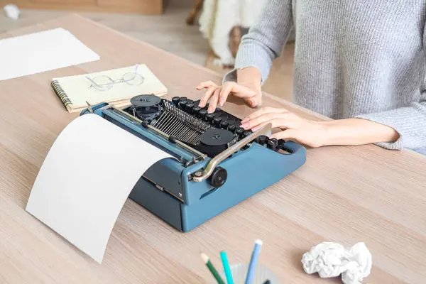 Vrouwelijke Auteur Typen Vintage Typemachine Aan Tafel Kantoor Closeup — Stockfoto