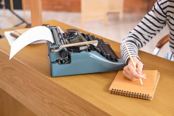Vrouwelijke Auteur Met Notebook Vintage Typemachine Aan Tafel Kantoor Close — Stockfoto