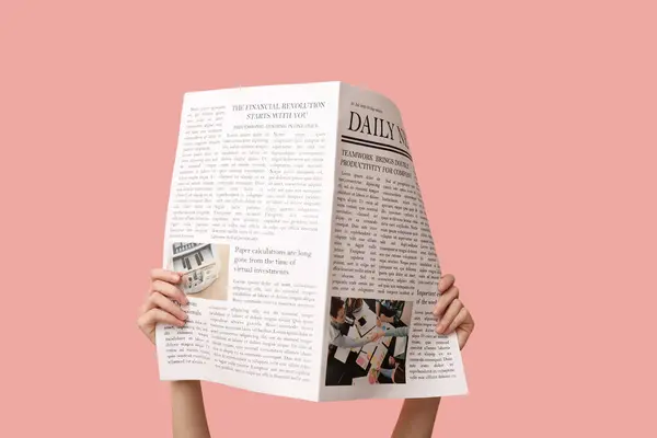Frau Mit Zeitung Auf Rosa Hintergrund — Stockfoto