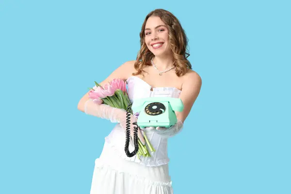 Jonge Vrouw Met Retro Telefoon Boeket Van Mooie Tulpen Blauwe — Stockfoto