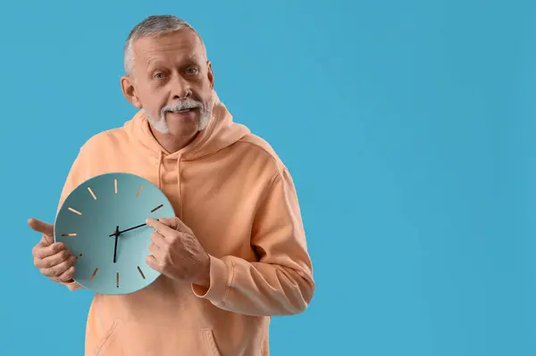 Älterer Mann Mit Uhr Auf Blauem Hintergrund — Stockfoto