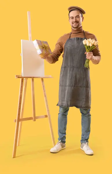 Feliz Artista Masculino Con Caballete Caja Regalo Ramo Tulipanes Sobre — Foto de Stock