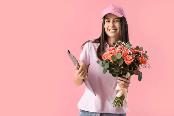 Young Delivery Woman Bouquet Beautiful Flowers Clipboard Pink Background — Stock Photo, Image