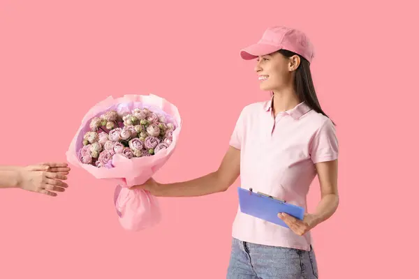 Young Delivery Woman Giving Bouquet Beautiful Roses Pink Background — Stock Photo, Image