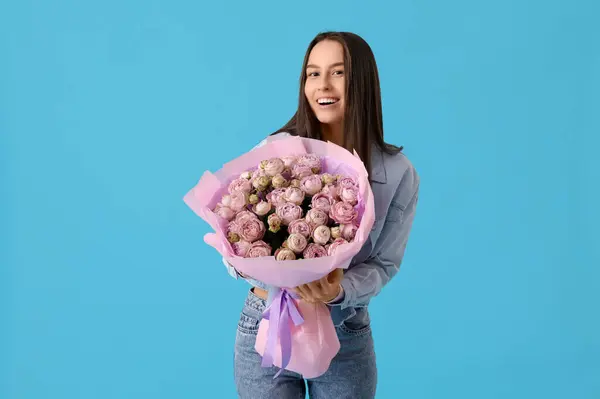 Happy Young Woman Bouquet Beautiful Roses Blue Background — Stock Photo, Image
