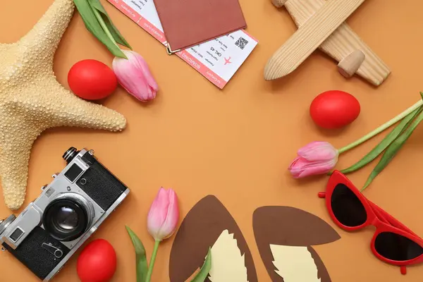Rámeček Výletních Předmětů Velikonoční Výzdobou Tulipány Oranžovém Pozadí Složení Dovolené — Stock fotografie