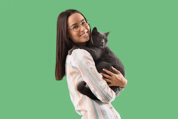 Mladá Žena Roztomilou Britskou Krátkosrstá Kočka Zeleném Pozadí — Stock fotografie