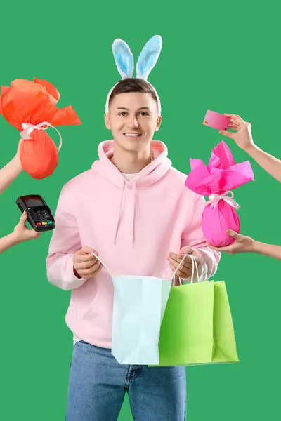 Junger Mann Hasenohren Mit Einkaufstaschen Kreditkarte Und Zahlungsterminal Auf Grünem — Stockfoto