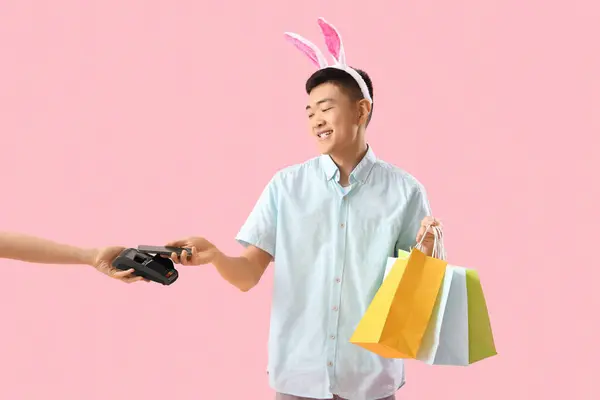 Junger Asiatischer Mann Mit Hasenohren Und Einkaufstaschen Die Terminal Auf — Stockfoto