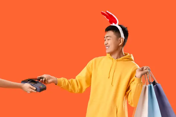 Junger Asiatischer Mann Mit Hasenohren Und Einkaufstaschen Die Terminal Auf — Stockfoto