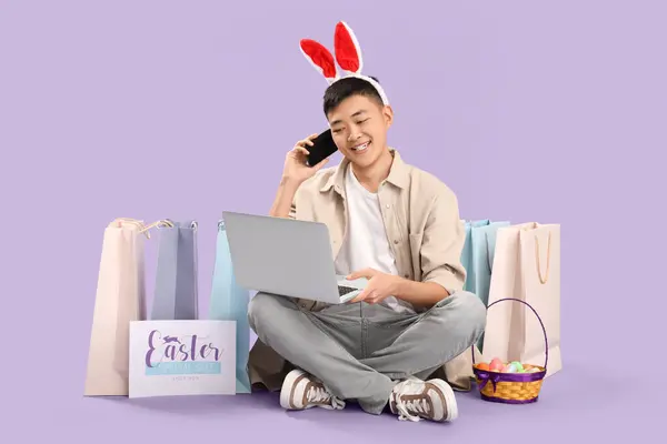 Junger Asiatischer Mann Hasenohren Mit Handy Und Laptop Beim Online — Stockfoto
