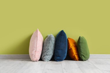 Yeşil duvarın yanında yumuşak yastıklar