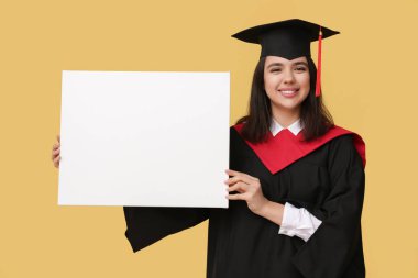 Sarı arka planda boş bir posterle mezun olan mutlu bayan öğrenci.