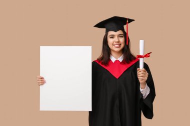 Diploması ve bej arka planda boş posteri olan mutlu mezun bir bayan öğrenci.