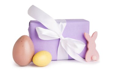 Paskalya hediyesi, kumaş tavşan ve beyaz arka planda yumurtalar.