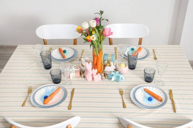 Paskalya için çok güzel bir masa. Yemek odasında havuç ve çiçeklerle süslenmiş.