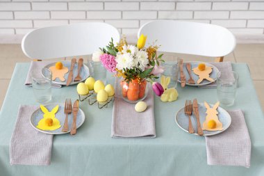 Paskalya için çok güzel bir masa. Yemek odasında havuç ve çiçeklerle süslenmiş.