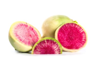 Beyaz arka planda taze karpuz turpları