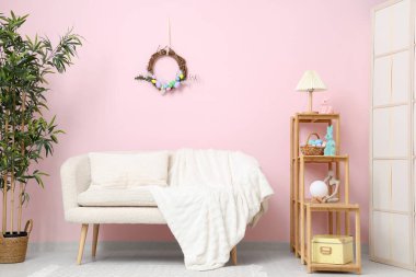 Rahat kanepe ve Paskalya dekoruyla rahat bir oturma odası.