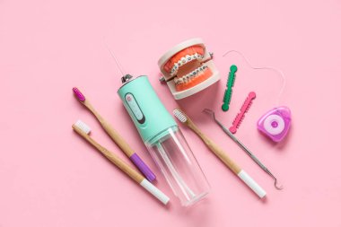 Pembe arka planda ağız sulandırıcı ile ağız temizliğine ayarlı.