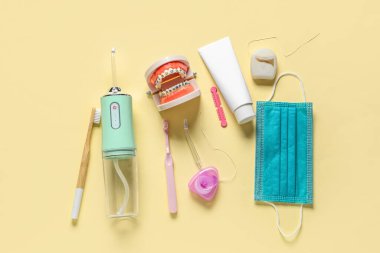 Ağız temizliği seti ve arka planda ağız sulandırıcısı