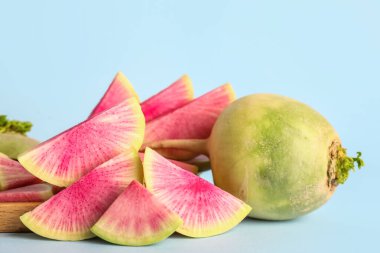 Mavi arka planda olgun karpuz turpu parçaları.