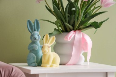 Üzerinde çiçekler ve tavşanlar olan vazo, yakın plan. Paskalya kutlaması