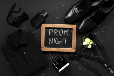 Kireç tahtası ve metin PROM GECE, erkek ayakkabıları ve siyah arka planda gömlek