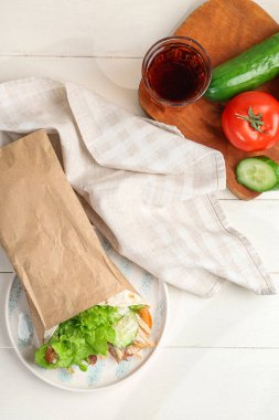 Beyaz ahşap arka planda lezzetli donör kebabı olan kompozisyon