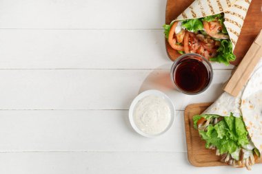 Beyaz ahşap arka planda lezzetli donör kebapları olan kompozisyon