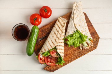 Beyaz ahşap arka planda lezzetli donör kebapları olan kompozisyon