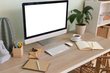 İş yeri, bilgisayar ve ev bitkilerinin bulunduğu ışık ofisinin içi