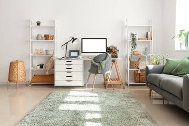 Modern ofis, şık işyeri, kanepe ve raf üniteleri.