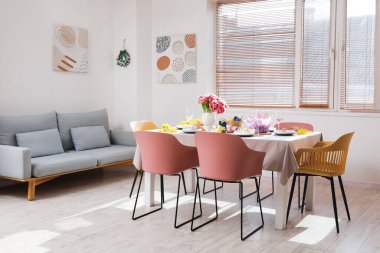 Paskalya sofrası kurulmuş şık bir yemek odası.