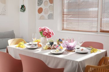 Paskalya sofrası kurulmuş şık bir yemek odası.