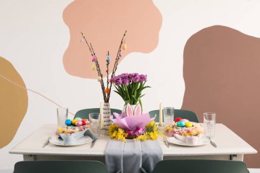 Paskalya sofrası kurulmuş şenlikli yemek odasının içi.