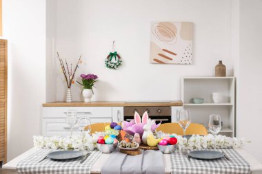 Paskalya sofrası kurulmuş güzel bir yemek odası.