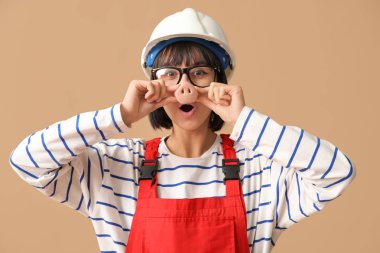 Beyaz şapkalı ve domuz burunlu komik bir bayan müteahhit. Aptal günü.