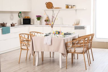 Paskalya kutlaması için sofraya servis edilen modern mutfağın içi.