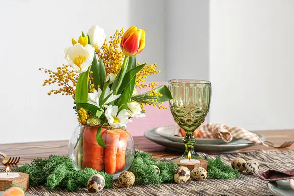 Schöne Tischdekoration Für Ostern Dekoriert Mit Einem Strauß Möhren Und — Stockfoto