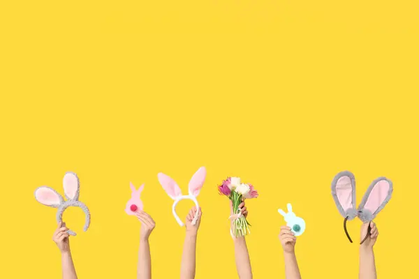 Mains Féminines Tenant Des Oreilles Lapin Pâques Bandeaux Avec Des — Photo